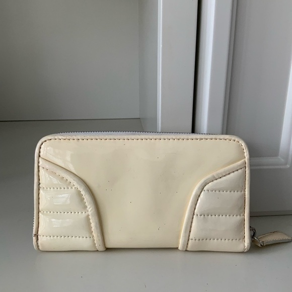 BURBERRY Authentic Patent Leather Cream White Large Zip Around Women’s Wallet - Picture 15 of 16